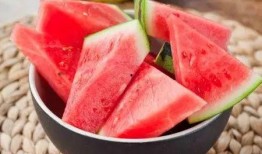 康县网红二饼掰开吃瓜,一瓜两吃，瓜界新潮流